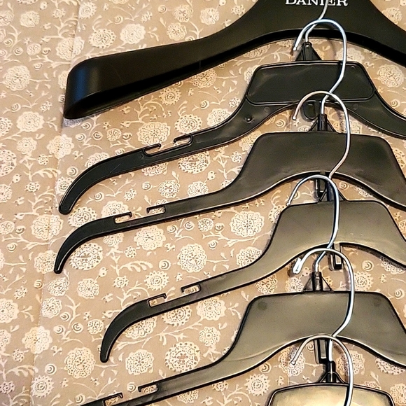 FLASH SALE! Get Organized! Set of 20 Jacket/Shirt/Dress Hangers, Black & Clear - Picture 4 of 5